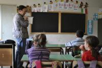 Un insegnante mostra una tavoletta braille a una classe delle scuole elementari