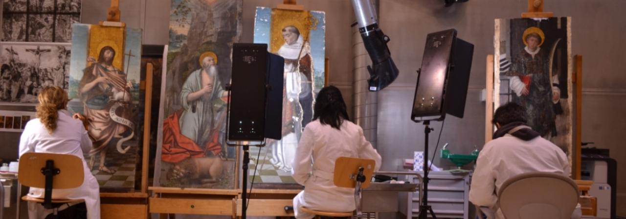 Nei laboratori della Venaria Reale, i restauratori lavorano ad alcuni dipinti