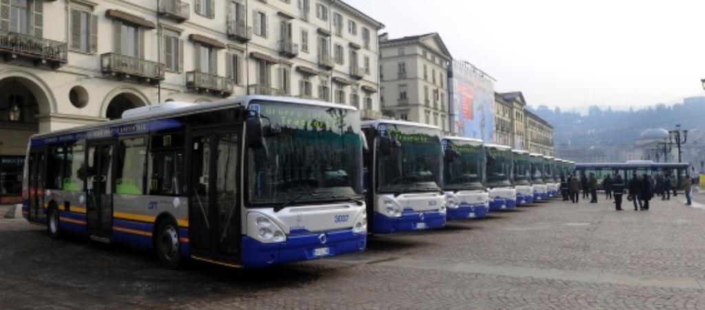 Una serie di bus allineati