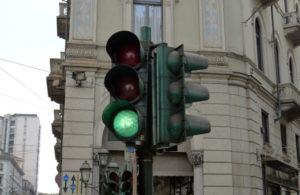 Immagine di un semaforo nel centro di Torino