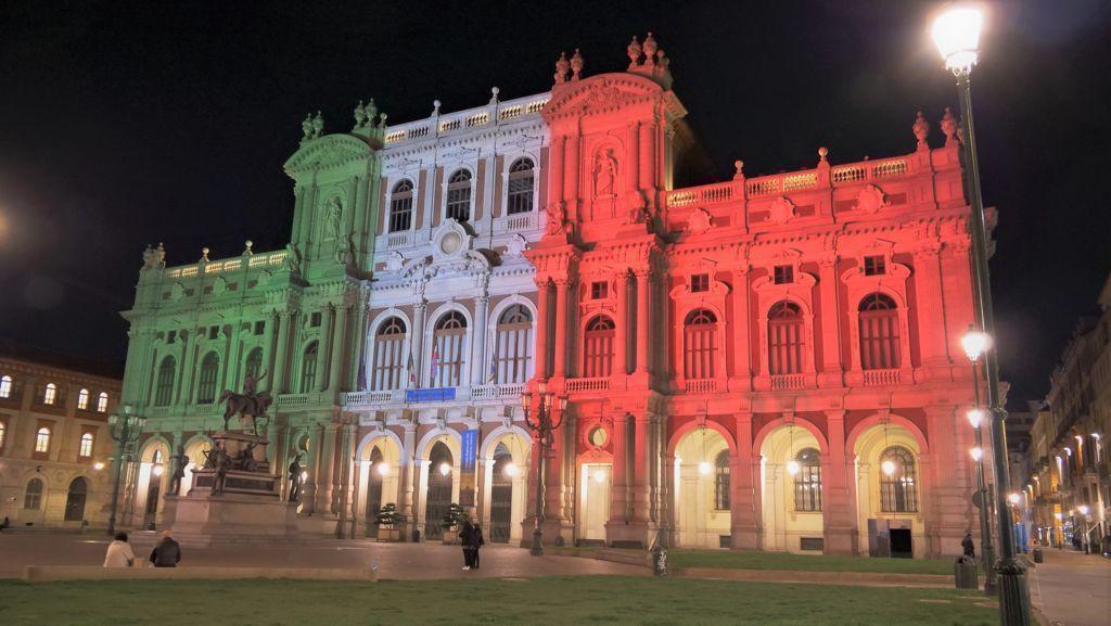 La facciata del Museo del Risorgimento di Torino con la proiezione del tricolore italiano