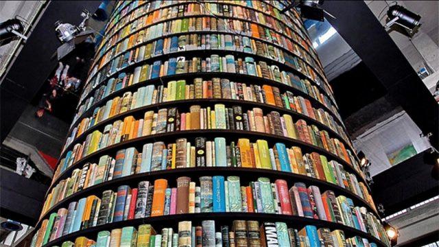 La "torre dei libri", un'installazione presente al Salone del Libro. Grande struttura cilindrica con centinaia di libri disposti al suo interno