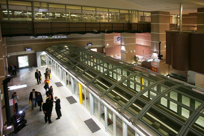 Stazione metropolitana Porta Nuova Torino, vista dall'alto con persone che aspettano i treni