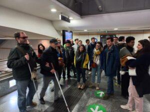 Gli studenti dell'Ecole d'Urbanisme, con le guide UICI, nella fermata della metropolitana Porta Nuova (Torino
