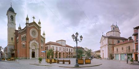 Una veduta della piazza principale di Orbassano (Torino), con la chiesa parrocchiale e i palazzi storici.