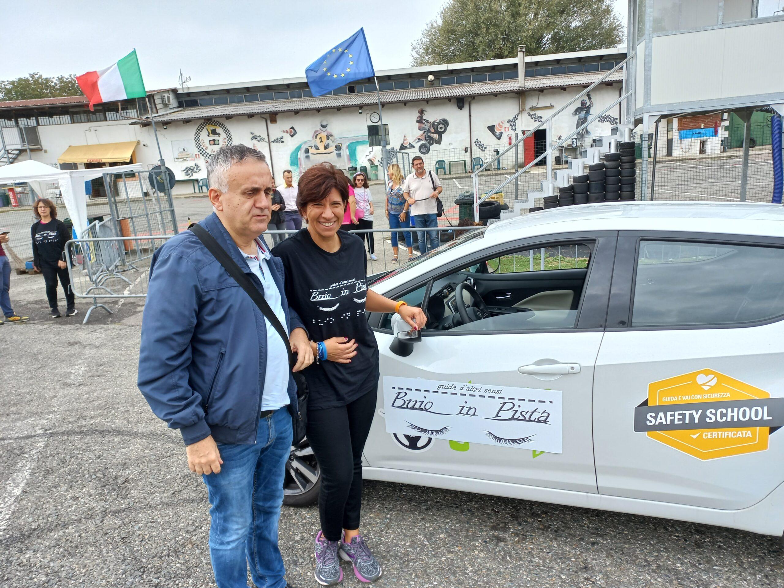 Il presidente UICI Torino Gianni Laiolo con la titolare dell'autoscuola Jolanda di Torino