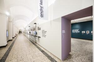 Camera - Centro Italiano per la Fotografia, vista sul corridoio dove sono sistemati i pannelli visivo-tattili che illustrano la storia della fotografia. 