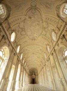Una veduta della galleria grande, riccamente stuccata e decorata, uno dei simboli della Reggia di Venaria. 
