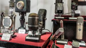 Una collezione di microfoni radiofonici presso il Museo Radio TV Rai di Torino