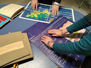 Mani esplorano tavole braille e mappe tattili al Centro di Consulenza Tiflodidattica del Piemonte